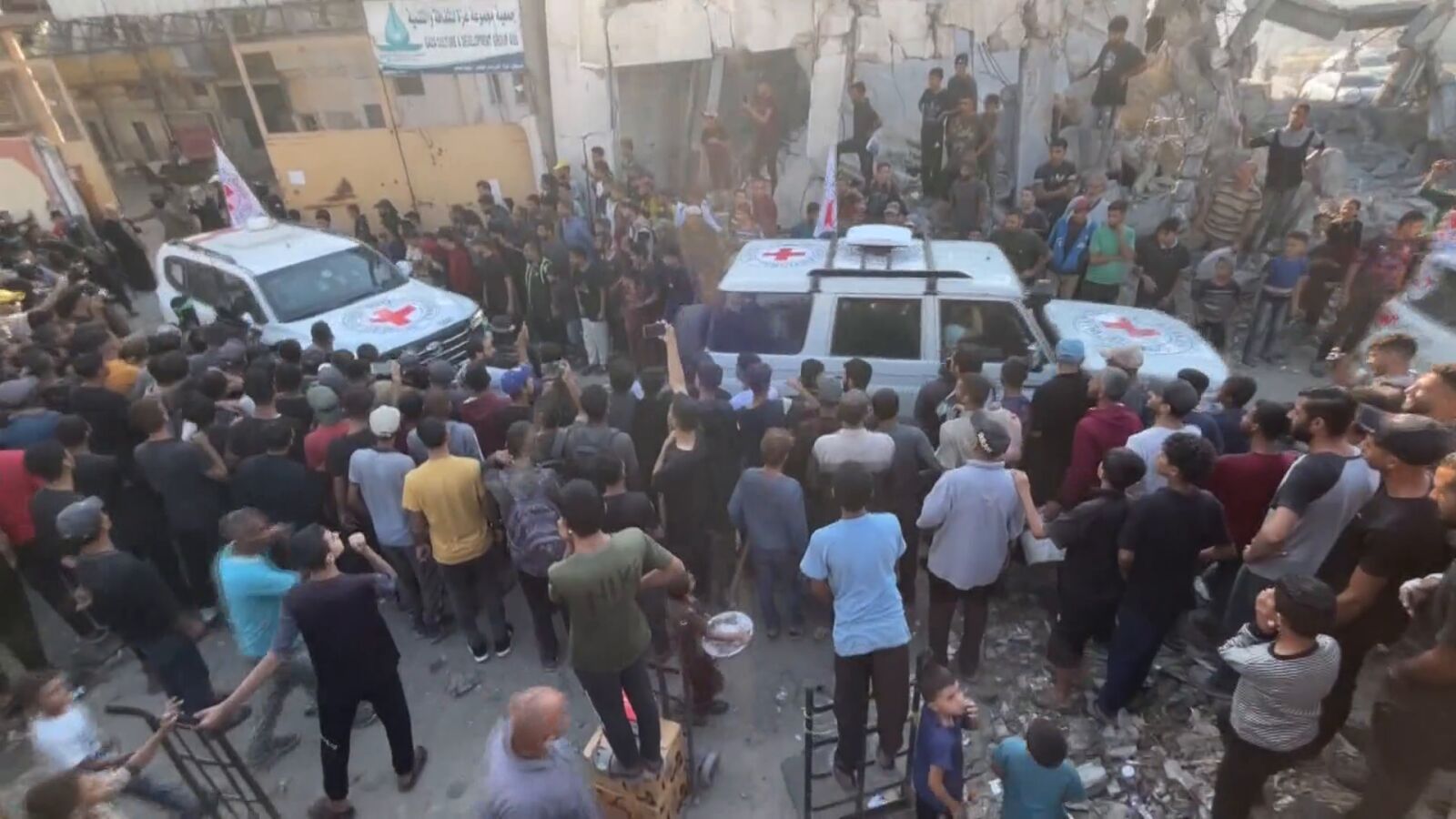 VÍDEO: Así abandonan los primeros rehenes israelíes liberados vivos la Franja de Gaza en los vehículos de Cruz Roja