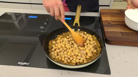 Agrega los garbanzos