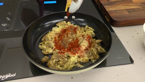 Introduce las berenjenas picadas, el ajo, el pimentón, la cebolla y la salsa de tomate