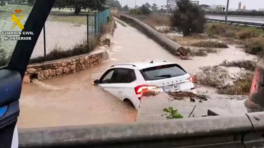 Veh&iacute;culo en un paso subterr&aacute;neo en la carretera EI-20 (Ibiza)