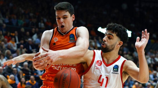 Fotograf&iacute;a de archivo del jugador de Valencia Basket, Jaime Pradilla (i), ante el jugador del Hapoel Tel Aviv, Homer Ginat