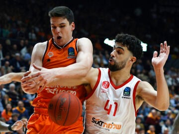 Fotografía de archivo del jugador de Valencia Basket, Jaime Pradilla (i), ante el jugador del Hapoel Tel Aviv, Homer Ginat