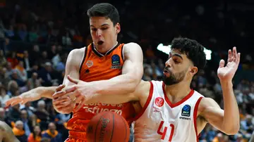 Fotografía de archivo del jugador de Valencia Basket, Jaime Pradilla (i), ante el jugador del Hapoel Tel Aviv, Homer Ginat Fotografía de archivo del jugador de Valencia Basket, Jaime Pradilla (i), ante el jugador del Hapoel Tel Aviv, Homer Ginat