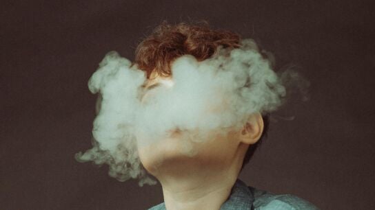 Un joven vapeando