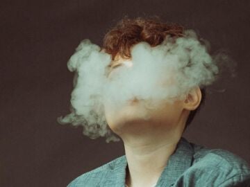 Un joven vapeando
