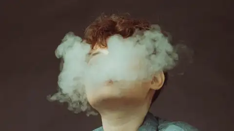 Un joven vapeando Un joven vapeando