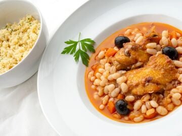 Cazuela de alubias con pollo, un plato de 10 para compartir en familia