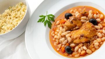 Cazuela de alubias con pollo, un plato de 10 para compartir en familia
