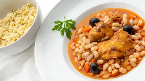 Cazuela de alubias con pollo, un plato de 10 para compartir en familia Cazuela de alubias con pollo, un plato de 10 para compartir en familia