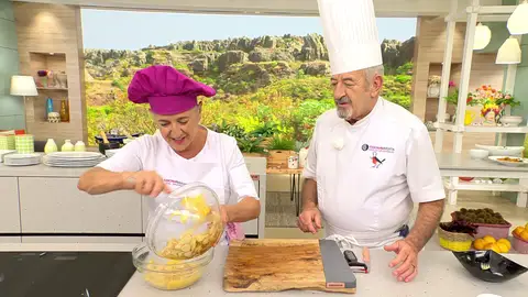 Incorpora las manzanas y una pizca de sal, y mezcla bien Incorpora las manzanas y una pizca de sal, y mezcla bien