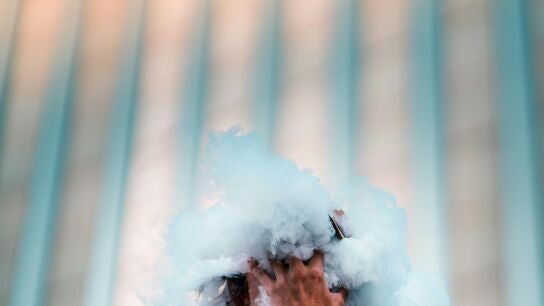 Un joven vapeando
