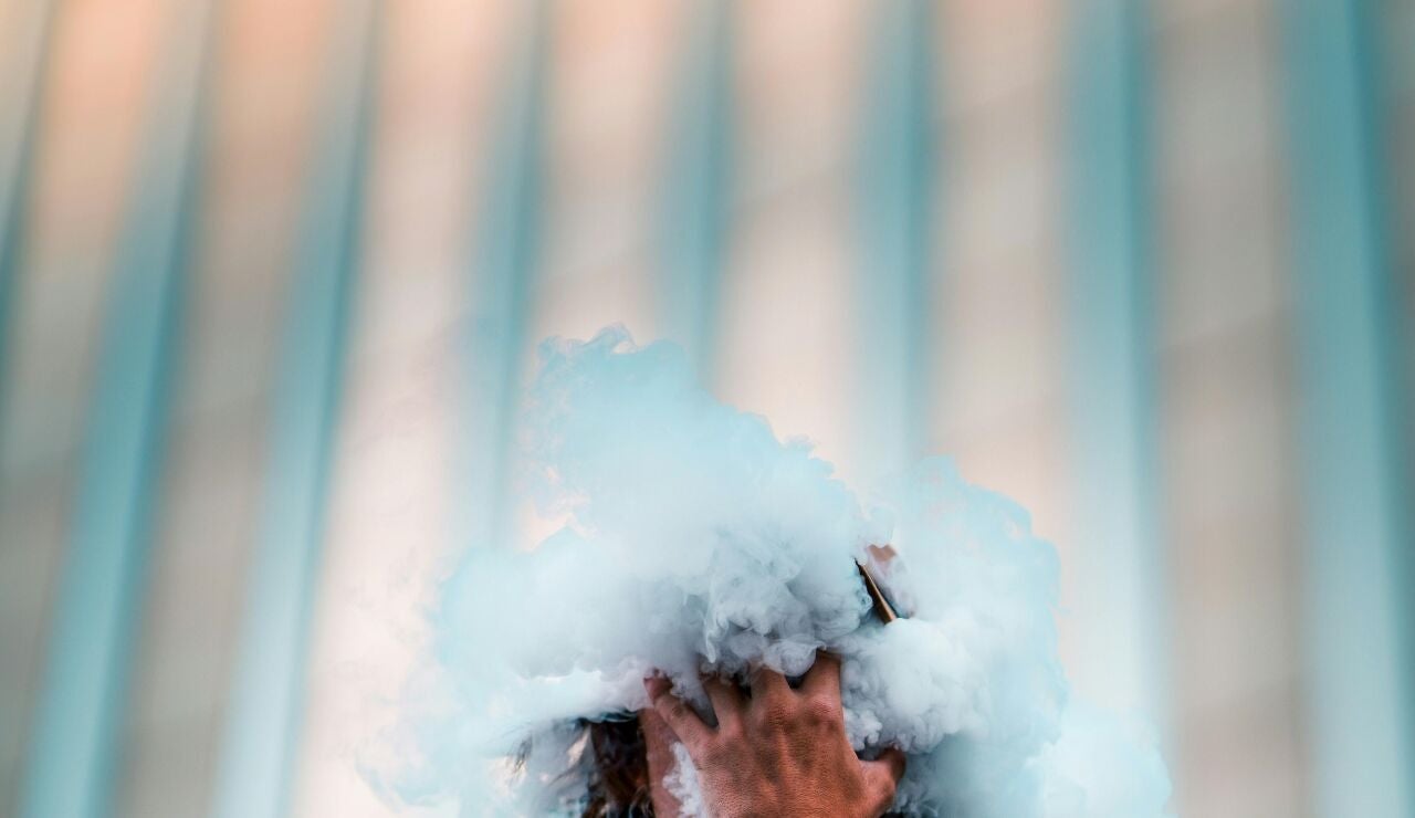 Un joven vapeando