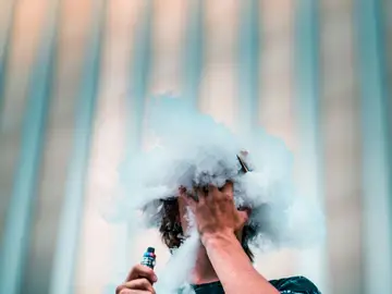 Un joven vapeando Un joven vapeando