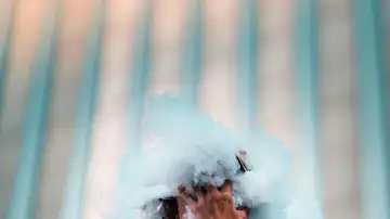 Un joven vapeando Un joven vapeando