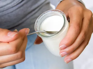 Una mujer se come un yogur Una mujer se come un yogur