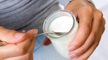 Una mujer se come un yogur Una mujer se come un yogur