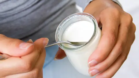 Una mujer se come un yogur Una mujer se come un yogur