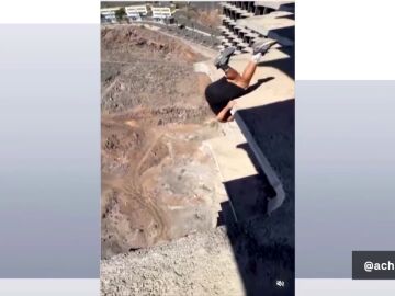 Un experto en parkour baja a pulso 22 pisos de un edificio abandonado 