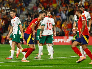 Mikel Merino celebra uno de sus goles ante Bulgaria