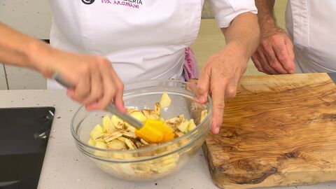 Agrega la miel, la canela y mezcla bien