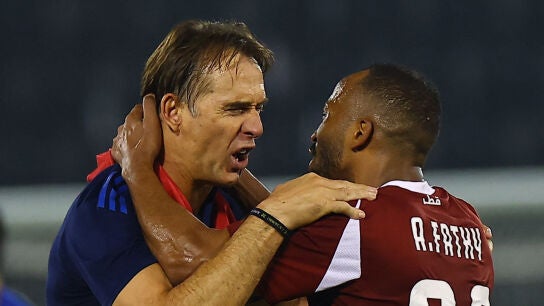 Julen Lopetegui celebra la hist&oacute;rica clasificaci&oacute;n de Qatar con Ahmed Fathi