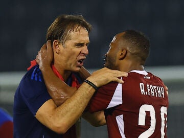 Julen Lopetegui celebra la histórica clasificación de Qatar con Ahmed Fathi