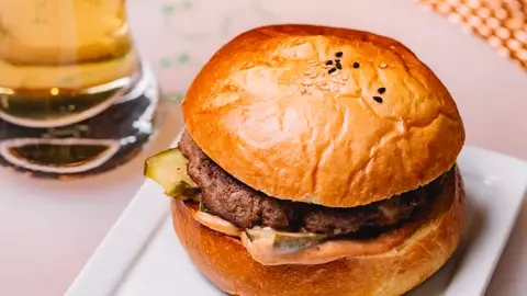 Hamburguesa con pan de brioche Hamburguesa con pan de brioche