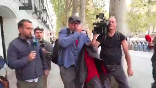 El momento en el que una c&aacute;mara choca en la cara de Koldo Garc&iacute;a