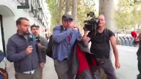 El momento en el que una cámara choca en la cara de Koldo García El momento en el que una cámara choca en la cara de Koldo García