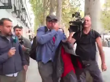 El momento en el que una cámara choca en la cara de Koldo García El momento en el que una cámara choca en la cara de Koldo García