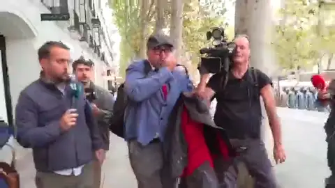 El momento en el que una cámara choca en la cara de Koldo García El momento en el que una cámara choca en la cara de Koldo García