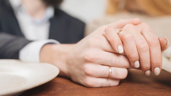Pareja con anillos de casados