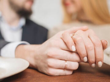 Pareja con anillos de casados