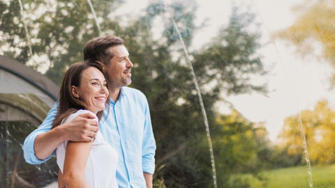 Pareja feliz abrazada