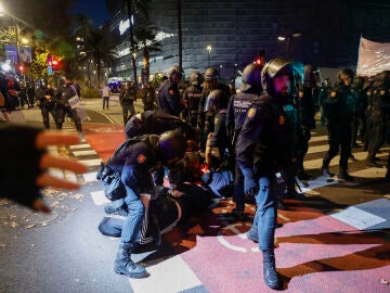 Agentes de Policía Nacional inmovilizan a manifestantes cerca del Roig Arena