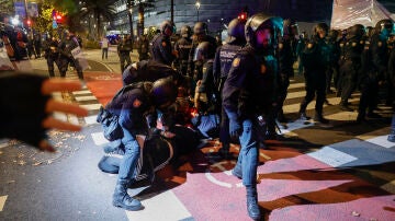 Agentes de Policía Nacional inmovilizan a manifestantes cerca del Roig Arena