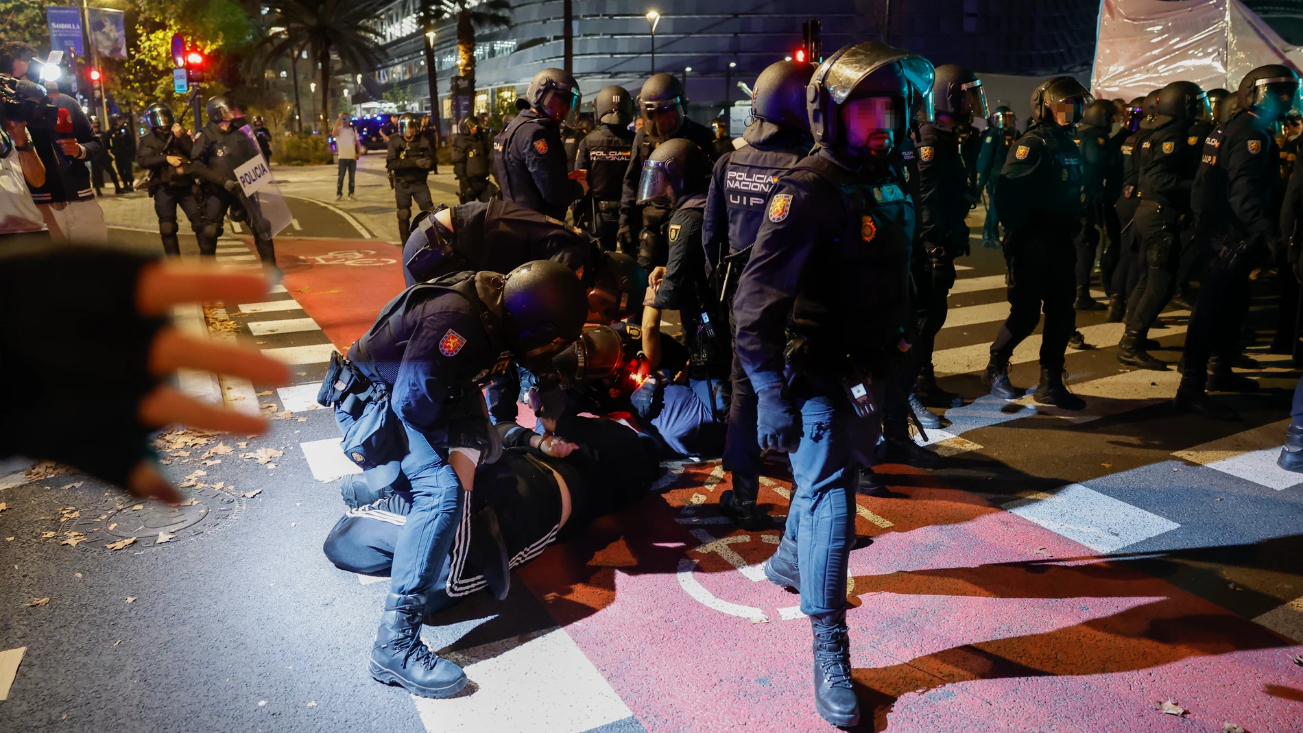 Agentes de Policía Nacional inmovilizan a manifestantes cerca del Roig Arena Agentes de Policía Nacional inmovilizan a manifestantes cerca del Roig Arena