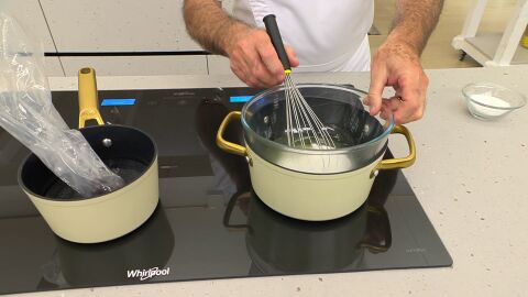Introduce el bol en una cazuela al baño María