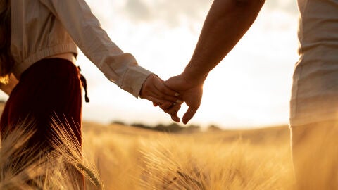 Pareja dándose la mano