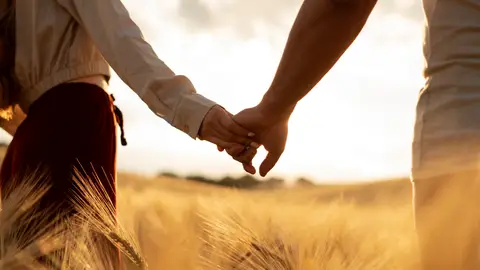 Pareja dándose la mano Pareja dándose la mano