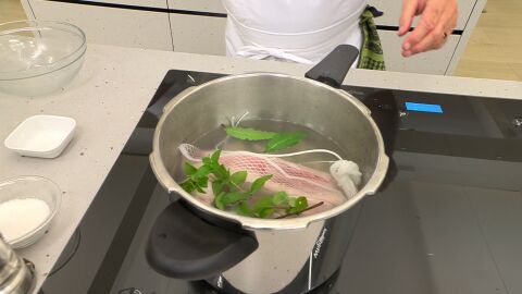  Introduce la manita de cerdo en una red de cocina, ciérrala y agrégala a la olla