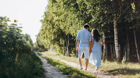 Pareja paseando por un bosque Pareja paseando por un bosque