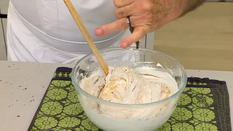 Añade la mitad de las avellanas y más hilos de chocolate Añade la mitad de las avellanas y más hilos de chocolate