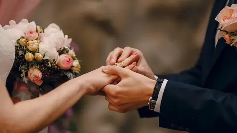 Pareja casándose Pareja casándose