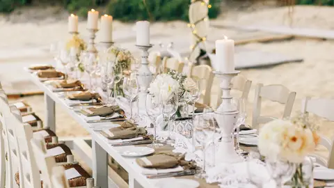 Mesa preparada para el banquete de una boda Mesa preparada para el banquete de una boda