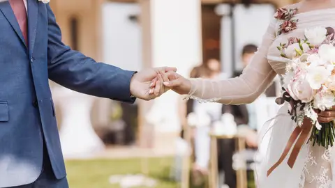 Pareja de novios el día de su boda Pareja de novios el día de su boda
