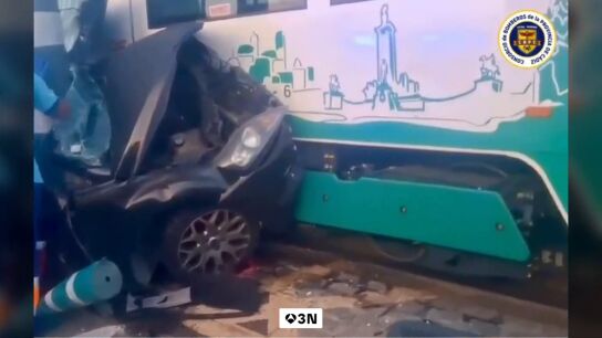 Una mujer se salta un sem&aacute;foro en rojo y su coche es arrollado por el tranv&iacute;a en Chiclana: su hijo de 13 a&ntilde;os qued&oacute; atrapado