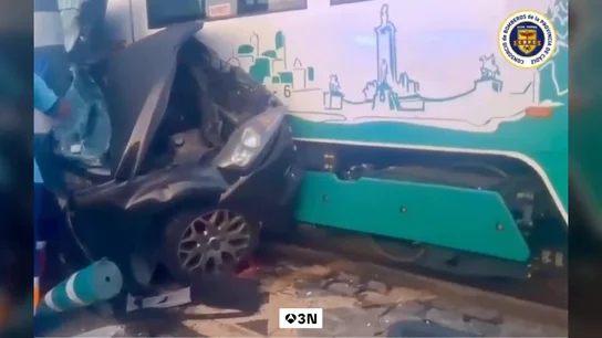 Una mujer se salta un semáforo en rojo y su coche es arrollado por el tranvía en Chiclana: su hijo de 13 años quedó atrapado Una mujer se salta un semáforo en rojo y su coche es arrollado por el tranvía en Chiclana: su hijo de 13 años quedó atrapado