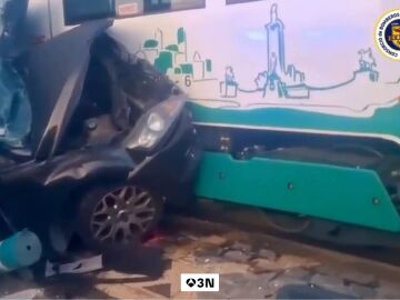 Una mujer se salta un semáforo en rojo y su coche es arrollado por el tranvía en Chiclana: su hijo de 13 años quedó atrapado Una mujer se salta un semáforo en rojo y su coche es arrollado por el tranvía en Chiclana: su hijo de 13 años quedó atrapado