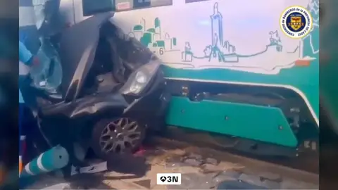 Una mujer se salta un semáforo en rojo y su coche es arrollado por el tranvía en Chiclana: su hijo de 13 años quedó atrapado Una mujer se salta un semáforo en rojo y su coche es arrollado por el tranvía en Chiclana: su hijo de 13 años quedó atrapado